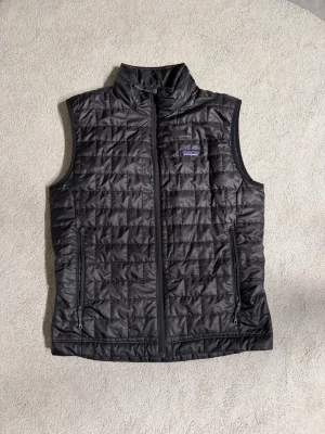 Patagonia väst svart  - Tjena! Säljer nu min Patagonia väst! Västen är i bra skick fins lite slitage på ryggen se bild 3 men det är inget som syns vid användning! Hör av er för fler frågor eller bilder! Mvh 