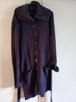 Lila kofta med skärp stl XL - Fin stickad kofta med skärp stl XL och ifrån Only material Bomull och Polyester. Lite nopprig kan förekomma men går att få bort. Annars fint skick. Stl 42/44.