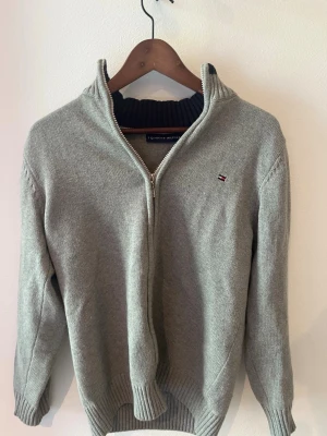 Stickad tröja från Tommy - Snygg och stickad tröja med hög kvalité därav priset 