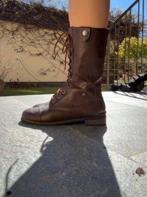 Bruna snörstövlar i läder - Bruna snörstövlar i äkta läder med högt skaft och rund tå. Storlek 39 i bra skick 🌻