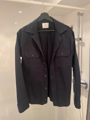 The shirt factory overshirt  - Stilren mörkblå overshirt med knäppning framtill och två bröstfickor från The Shirt Factory. Nypris: 1700kr - mitt pris: 549
