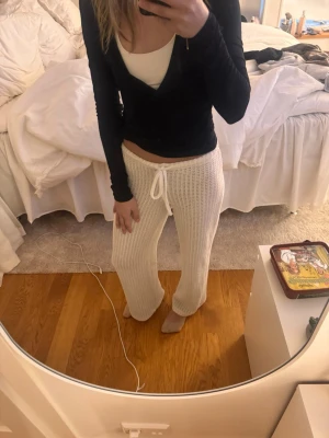 Vita virkade byxor - Vita virkade byxor ifrån Gina tricot. I storlek xxs, jag är 160. Knappt använda och köpta för 399