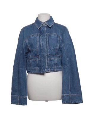 Blå midjekort jeansjacka med dolda knappar - Blå midjekort jeansjacka med breda ärmar och silverfärgade knappar framtill. Använd ett fåtal gånger ✨