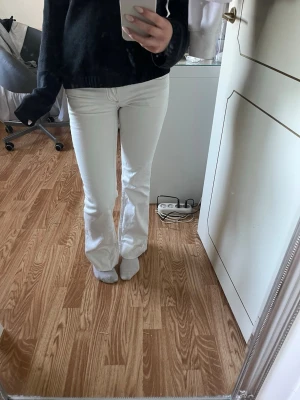 Vita Nelly jeans - Supersnygga vita jeans från Nelly😍 de är uppsydda och passar perfekt till mig som är ca 160💗