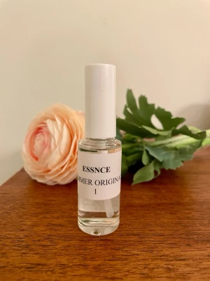ESSNCE Pear Obsession  - Testpersonsflaska från ESSNCE originals Pear Obsession cirka 15-20 ml   TOPPNOTER Päron Bergamott Mandarin Ingefära  HJÄRTNOTER Apelsinblomma Davana Cederträ Salvia Liljekonvalj  BASNOTER Mysk Amber Patchouli Tonkaböna
