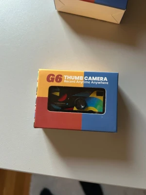 mini digitalkamera perfekt för sommar!! - Säljer en liten digitalkamera med färgglad design i svart, blått, gult och rött. Kameran är kompakt och lätt att ta med sig överallt. Perfekt för dig som vill ha en smidig kamera att alltid ha i fickan.