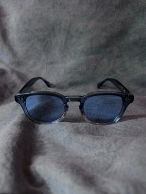 Sky Dip Bleu - Bågar som är genomskinliga nedtill och blå upptill – som en horisontlinje. Ren och modern. Unisex.