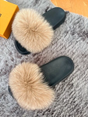 Päls tofflor - Pälstofflor , har endast använts 2 gånger är fortfarande i nyskick. Säljs då dom inte används längre 