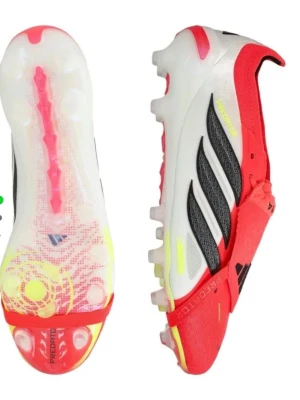 Adidas Predator fotbollsskor röd/svart - Säljer ett par Adidas Predator fotbollsskor i rött och svart med vita och gula detaljer. Skorna har klassiska tre svarta ränder på sidan, snörning och greppvänlig sula med dobbar för bra fäste på planen. Ovandelen är tillverkad i syntetmaterial för optimal bollkontroll. AG DOBB. 
