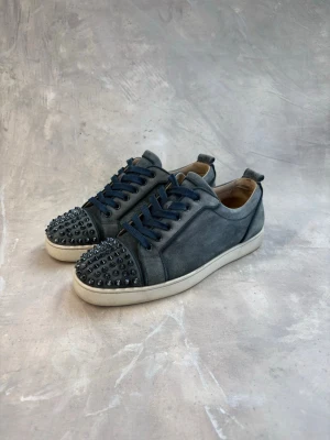Christian Loubotin washed blue - Washed blue Loubotin skor i storlek 41. Mycket fint skick, perfekt hanterad mocka. Se bilder! Självklart äkta! Dm vid intresse! Inget og.