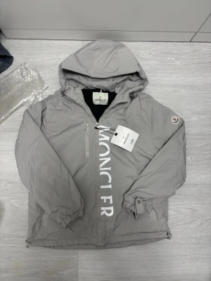 Moncler windbreaker - Helt ny och oanvänd Moncler Windbreaker i grå färg, Skriv vid funderingar!