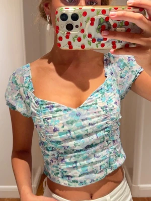 Blus - Säljer denna så fina blus🌼🌸🌼🌸