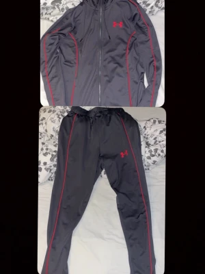  Under Armour - Jag säljer en grå tracksuit dress från Under Armour med röda detaljer. Den passar perfekt för chill dagar och träning. Hör av er vid frågor och om ni är intresserade🙌🏼