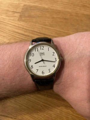 Citizen Q&Q Quartz 38mm Herrklocka - Klocka från japanska Q&Q (Citizen) med quartzurverk. Boett i rostfritt stål och vit urtavla med arabiska siffror. Klockan har ett svart läderarmband med spänne. Armbandet är slitet. Fint skick enligt bilder, behöver bara nytt batteri.  Nypris: 500 SEK Mitt pris: 289 SEK  Skickas alltid snabbt och spårbart. Skriv vid frågor och se gärna mina andra annonser!   GRATIS: För återkommande kunder erbjuder jag personlig experthjälp för dig att göra nya fynd (nytt & begagnat). Fråga för mer info!