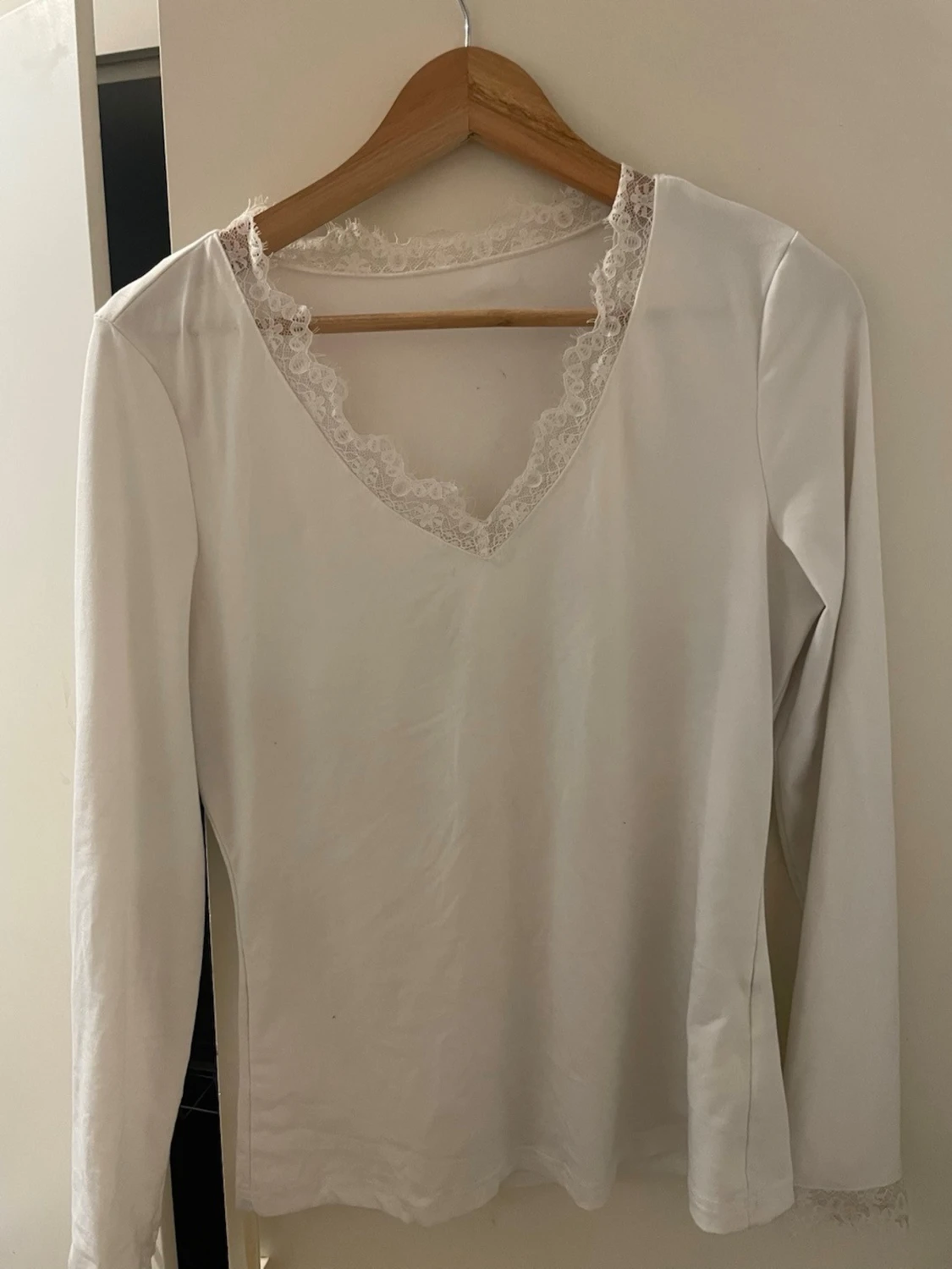 Vit långärmad topp med spets