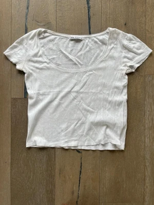 Vit ribbad topp från Zara - Säljer en supersöt topp från Zara!🌸💗
