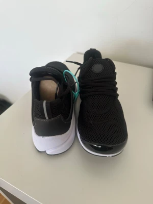 Svarta Nike Air Presto sneakers - Snygga svarta Nike Air Presto sneakers