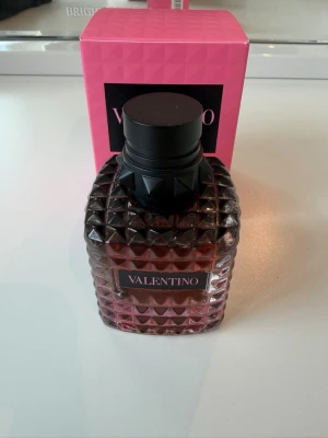 Valentino Donna Born In Roma INTENSE - Valentino DBIR intense är en sensuell doft som passar till alla tillfällen, men speciellt för utgång eller date night.❤️‍🔥 
