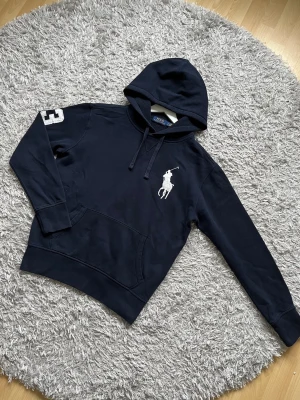 Ralph Lauren Big Pony hoodie - Säljer en skön Ralph Lauren hoodie! | Mycket fint skick utan defekter! | Storlek S. | Ställ gärna frågor innan du köper!