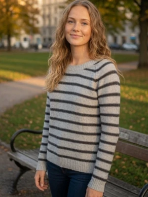 Stickad långärmad randig tröja i bra skick. Strlk: XS/34. Felfri. - Stickad långärmad randig tröja i bra skick. Strlk: XS/34. Felfri. Material: Blandade, bla lite ull.