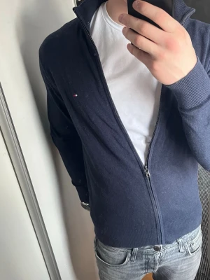 Tommy Hilfiger zip - Tjena säljer nu denna riktigt feta Tommy Hilfiger zip tröjan som är perfekt nu inför våren. Storlek på tröjan är S och den är inprincip i nyskick. Hör av er om ni har nån fråga ✌️