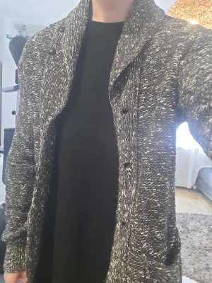 Ralph lauren stickad kofta svartvit - Mysig stickad kofta från Weekday i svartvitt melerat garn cloud med stora knappar framtill och två fickor. Koftan har en bred krage och avslappnad passform, perfekt för lager på lager. Passar dig som gillar en chill och stilren look.