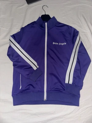 Lila ziptröja från Palm Angels - Säljer min Palm Angles tröja i storlek S.