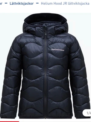 Svart dunjacka Peak Performance - Säljer denna fina jacka från peak performance. Väldigt fint skick och använd max 3 gånger. I storlek 160! Pris kan alltid diskuteras! 