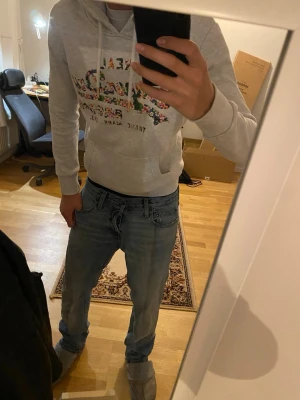 Superdry vintage hoodie - Superdry vintage hoodie Klassisk Superdry hoodie i clean vintage-stil 🔥 Skön passform och perfekt för vardag & streetwear. Mjuk och bekväm – funkar året runt. Bra skick. 🚚 Skickas inom 24 timmar – snabb affär prioriteras