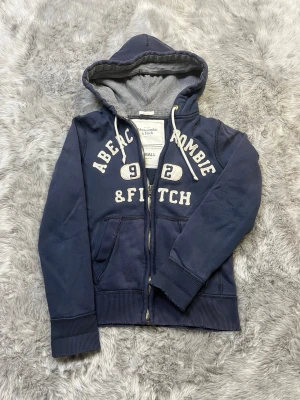Abercrombie & Fitch hoodie - Säljer denna sällsynta och mycket eftertraktade Abercrombie & Fitch hoodie | Storlek S | Skick 9/10 | Vid eventuella frågor hör gärna av dig och erbjuder bra pris vid köp av bundle 😁✅