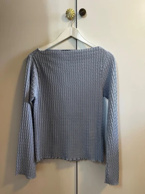 Ljusblå långärmad topp från 157 - Säljer en ljusblå långärmad topp från 157 i räfflad struktur med utsvängda ärmar. Står att det är XS men funkar som XS,S & M.                Hör av dig vid frågor!☺️