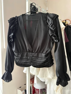 Svart festtopp Zara - Skitsnygg festtopp från Zara i jättebra skick!! 💞