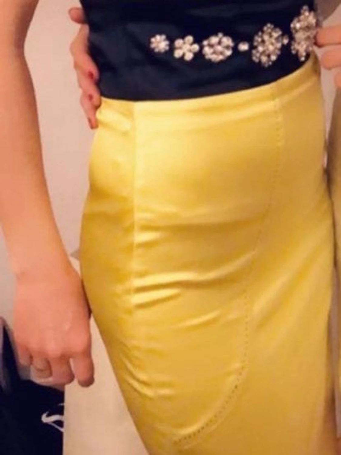 Gul axelbandslös klänning från Balo - 4