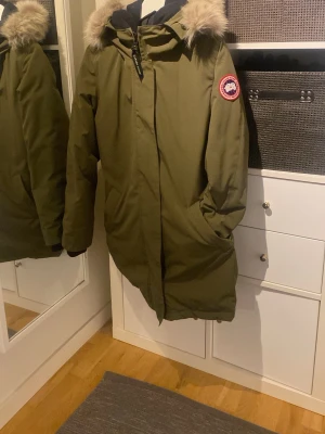 Canada goose militar green dunjacka  - Säljer en canada goose jacka äkta från några år tillbaka tänkte ta och sälja den för nästan aldrig använt den. Är som ny kanske har använt den 5 gånger 