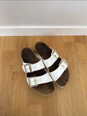 Birkenstock tofflor - Super fint skick. Inget speciellt att anmärka på🥰Glansiga band 