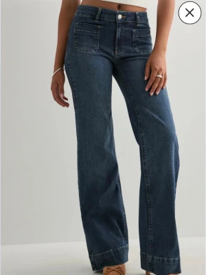 Front pocket jeans - Använda 1 gång. Inte min stil. Köpta från nelly, skriv för fler bilder 💕