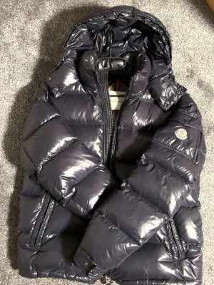 Moncler maya - Säljer en väldigt fräsch Moncler Maya i size 2! Mer bilder kan fås självklart! Jackan är självfallet 100% äkta. Tveka inte att höra av dig för minst lilla fråga. Kan gå ner i pris vid snabb affär!