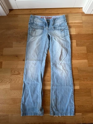 Ljusblå Lågmidjade Jeans  - Jättecoola jeans med fina detaljer, de har ingen storlek men skulle säga att de sitter som 34. Pris går att diskutera 