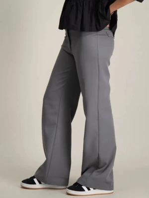 Gråa kostymbyxor - Snygga grå kostymbyxor med medelhög midja och raka ben. Byxorna har klassisk passform med fickor fram och bälteshällor. De är köpta på Kids Brand Store, och ser helt nya ut.