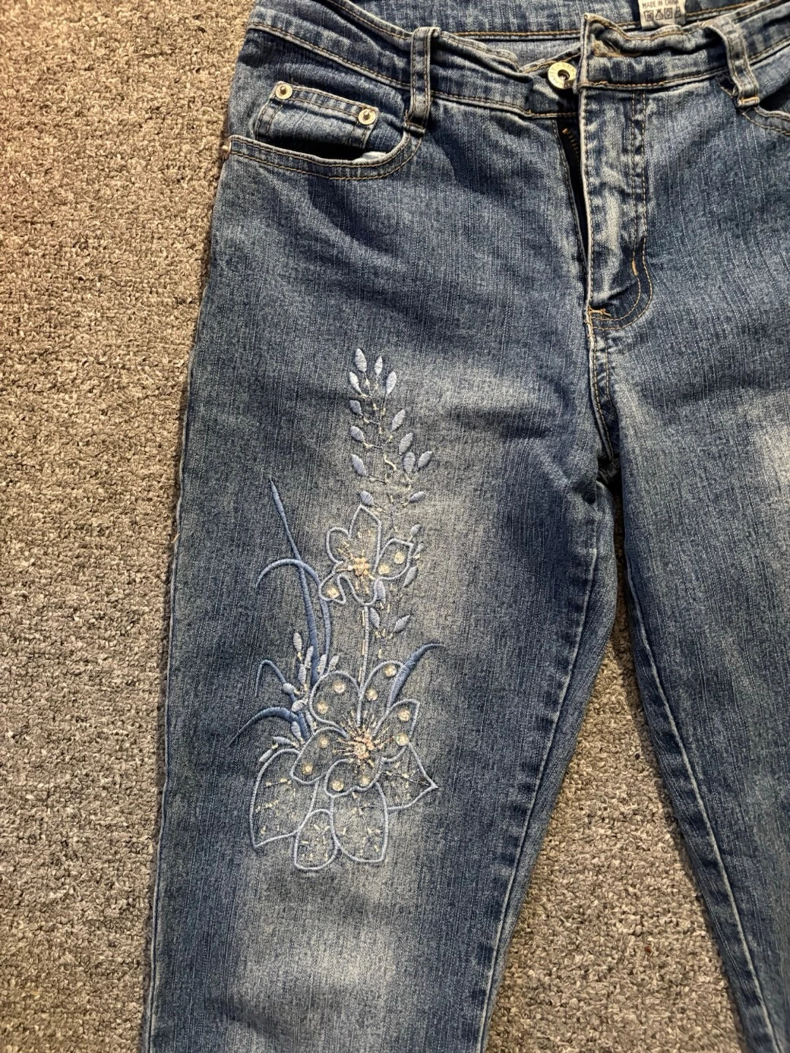 Blå bootcut jeans med blommig brodyr - 1