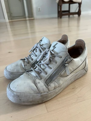 Giuseppe Zanotti skor - Säljer mina gamla par guiseppes som har många steg på sig som man kan se. Dock har jag inte gjort något för att få skorna se fräschare ut för bilderna, så det går att få dem att se bättre ut. Notera att högra skons högra kedja saknar flärp, men kedjan i sig fungerar. Säljer för billigt.