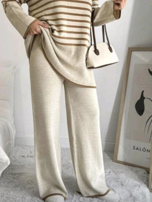 Stickad set - Elegant och varm till vinter.  Tillverkad i Turkiet.