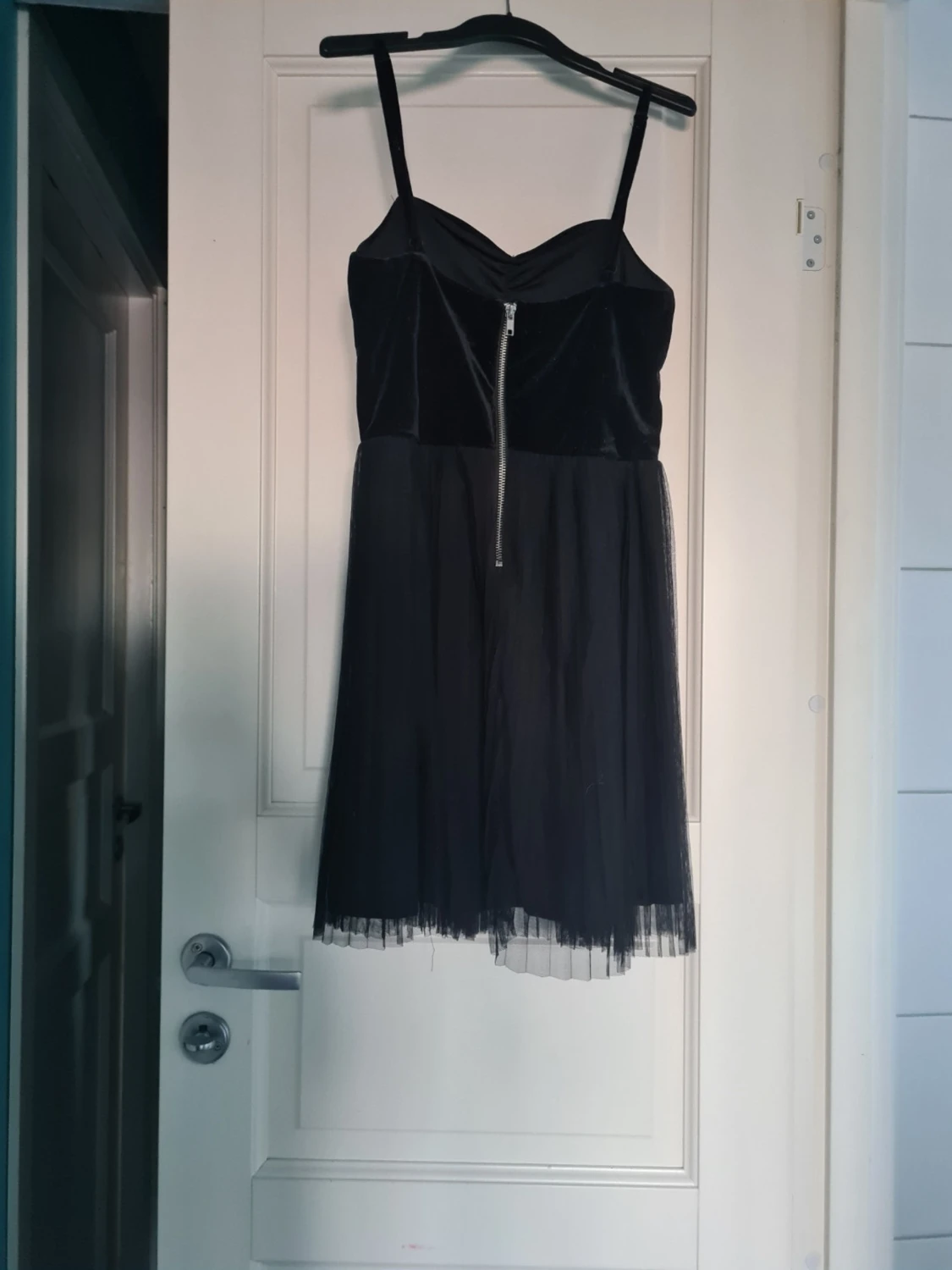 Svart kort klänning med smala axelband - 1