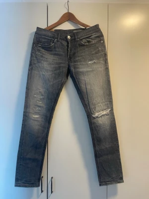 Dondup Jeans | 32 - Dondup George Jeans | väldigt fint skick | snygga slitningar. Hör av dig vid funderingar eller prisförslag. Priset är inte hugget i sten!//Alex closet✨