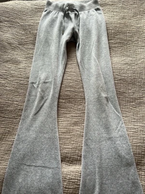 Grå Juicy Couture bootcut byxor  - Grå Juicy Couture bootcut byxor i storlek XXS. Inga fickor bak!  Midjemått tvärsöver: 30 cm. Innerbenslängd: 80 cm. Lår: 20 cm.