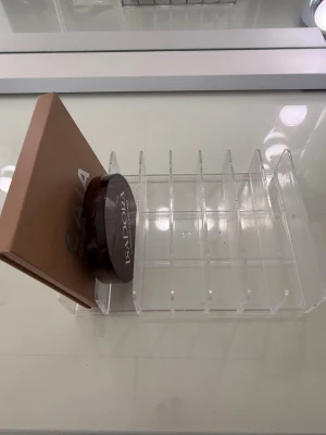 Transparent sminkorganiserare  - Snygg och praktisk sminkorganiserare i transparent  med flera fack för förvaring av sminkpaletter, puder eller andra skönhetsprodukter. Perfekt för att hålla ordning på sminkbordet och lätt att rengöra.
