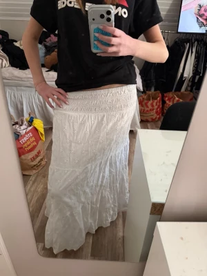 Vit maxikjol - Wow för denna kjol, en vit maxikjol som är jätte fin till sommaren💚