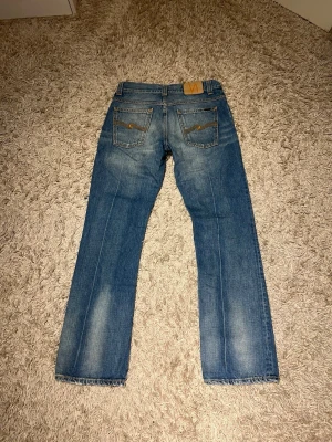 Nudie jeans bootcut ola 2007 vintage flared archive laidback selvedge hedi slimane  - Nudie jeans i modell bootcut Ola från 2007, nudie jeans slutade producera denna modell år 2009. Det är i mycket bra skick och är väl omhändertagande med en skön fade och snygga slitningar. Storlek 31/32. Postas samma dag som köp eller dagen därpå🙌💯