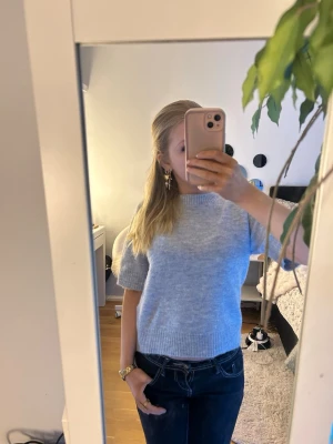 Mjuk stickad tröja  - Jätte skön och fin stickad kortärmad tröja från LMTD i storlek XS. Tröjan är använd få tal gånger där av säljer jag den💞