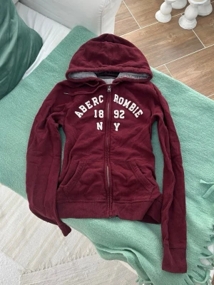 Abercrombie & fitch zip - En zip från Abercrombie & fitch i storlek L. Kan upplevas mindre i storlek, likt en M. Skickas inom 24h, PostNord prioriteras. Se liknande plagg i min profil! 